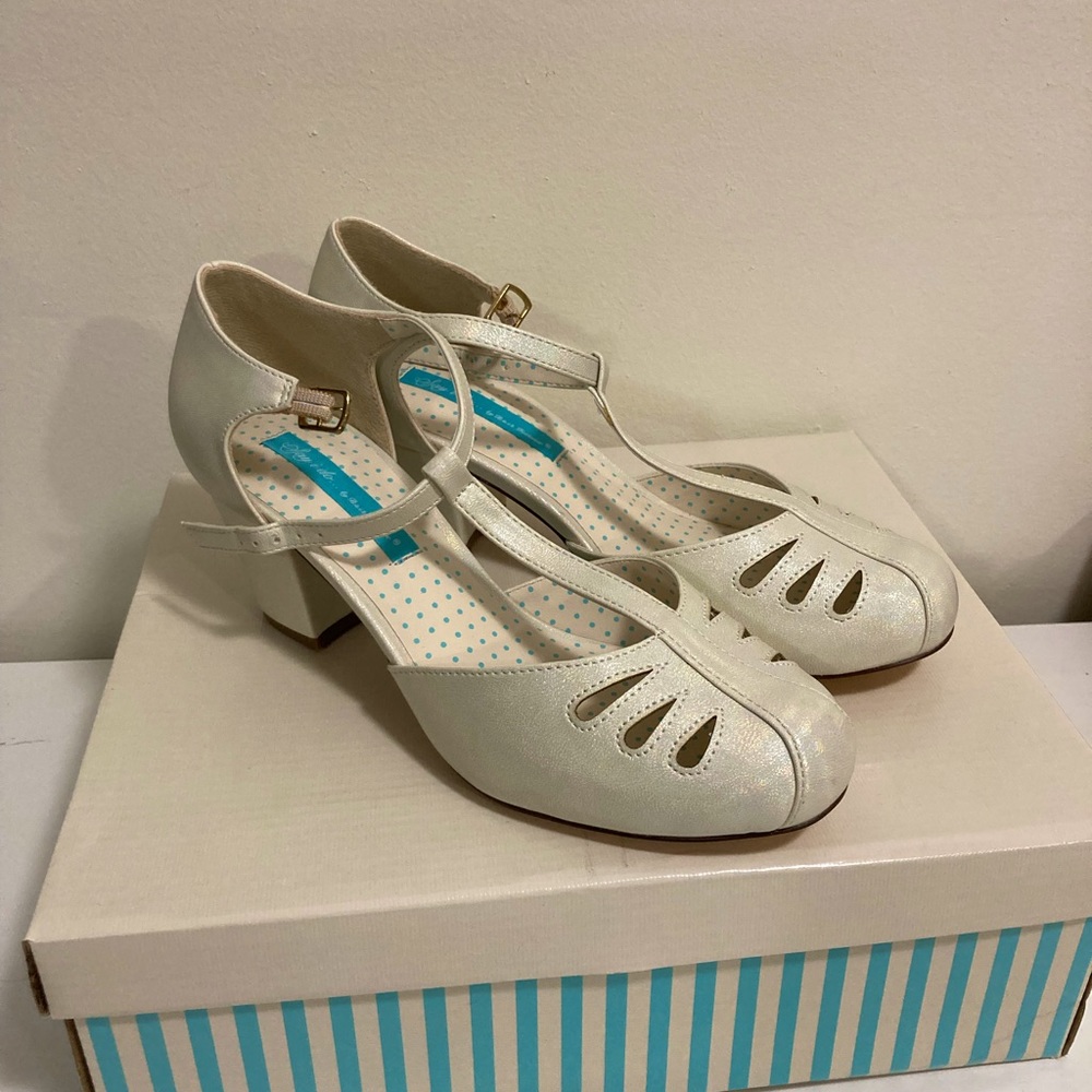 Vintage recreation heels in stunning iridescent pearl finish!